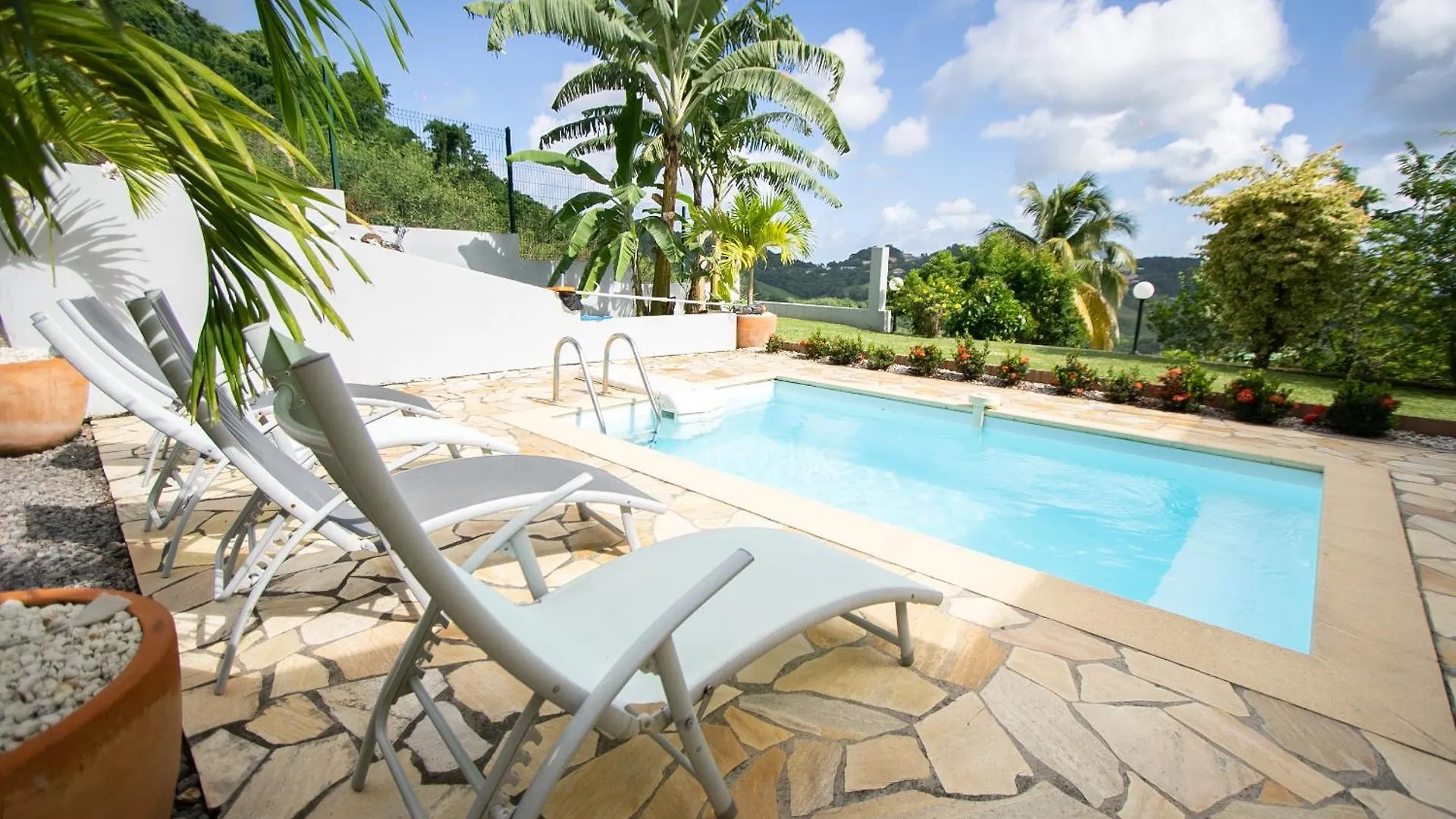 Confortable T3 En Rdj Avec Sa Piscine Privee Le Marin